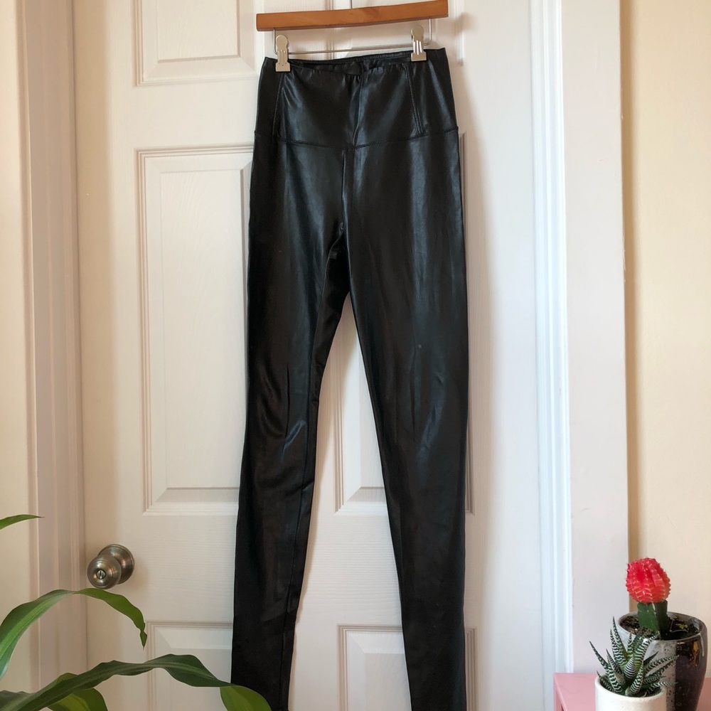 Aritzia Daria legging size small.